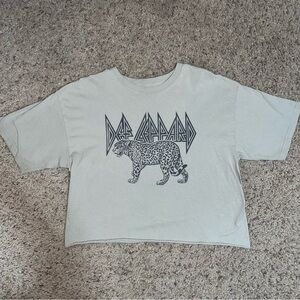 WOMENS DEF LEPPARD CROPPED SHORT SLEEVE GRAPHIC TEE / BEIGE / SIZE LARGE